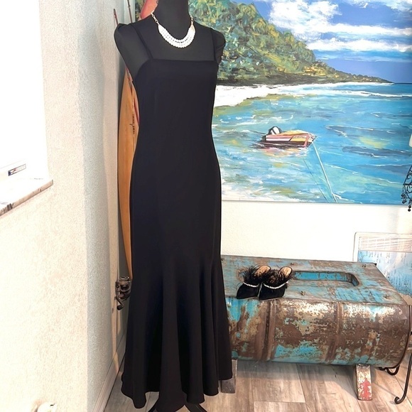 🔥Lauren Ralph Lauren,Stunning Black Gown,Soft Silhouette Flair, Back Zip,Size 4 - Picture 3 of 14